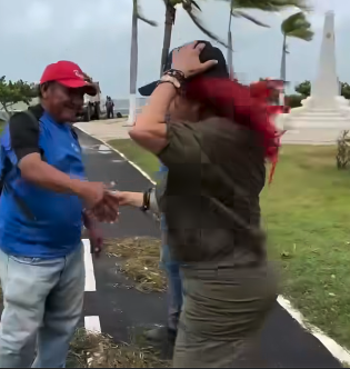 Personal de SEDUMOP CAMPECHE ayudándonos a limpiar nuestro malecón, el cual se llenó de sargazo debido a los fuertes vientos que azotan la ciudad.